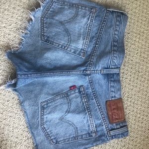 LEVI JEAN SHORTS!